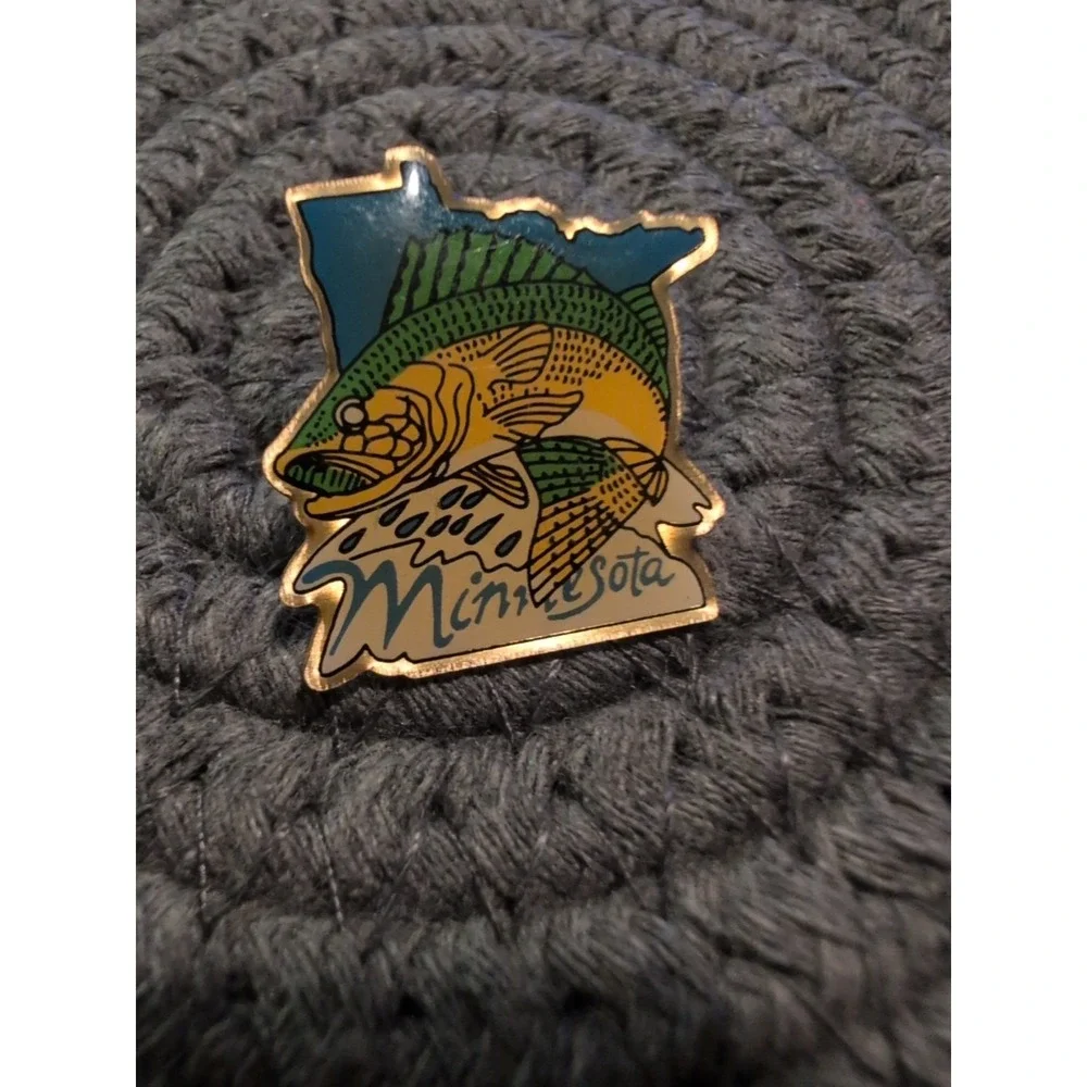 ^BEAUTIFUL MINNEAPOLIS MINNESOTA PIN BADGE^ FISH & MAP‎